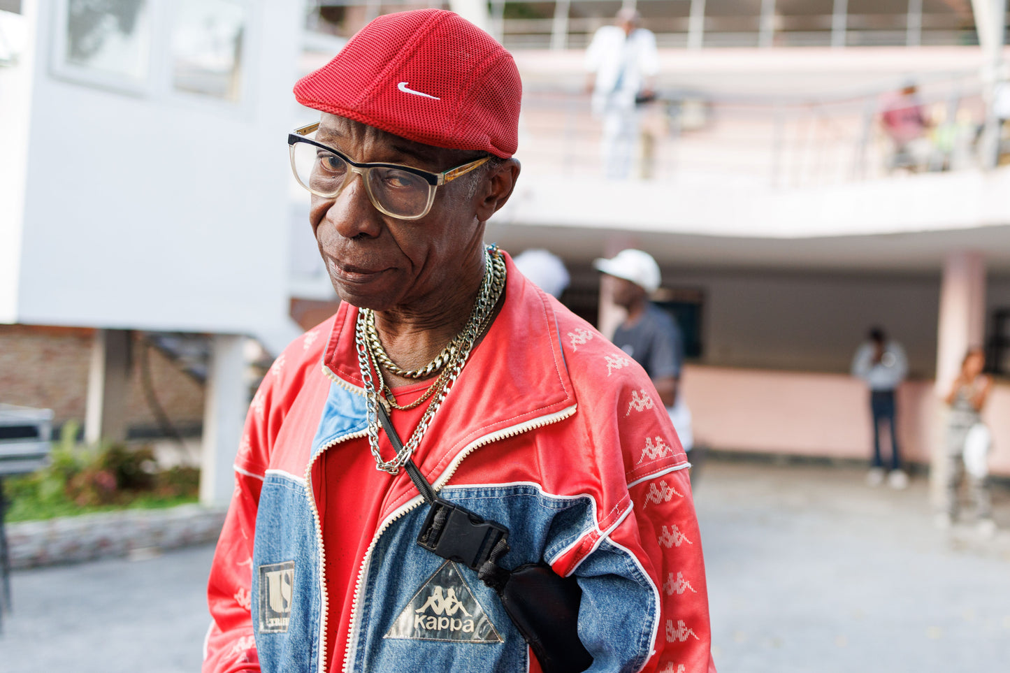 Un hombre Serio - 2025